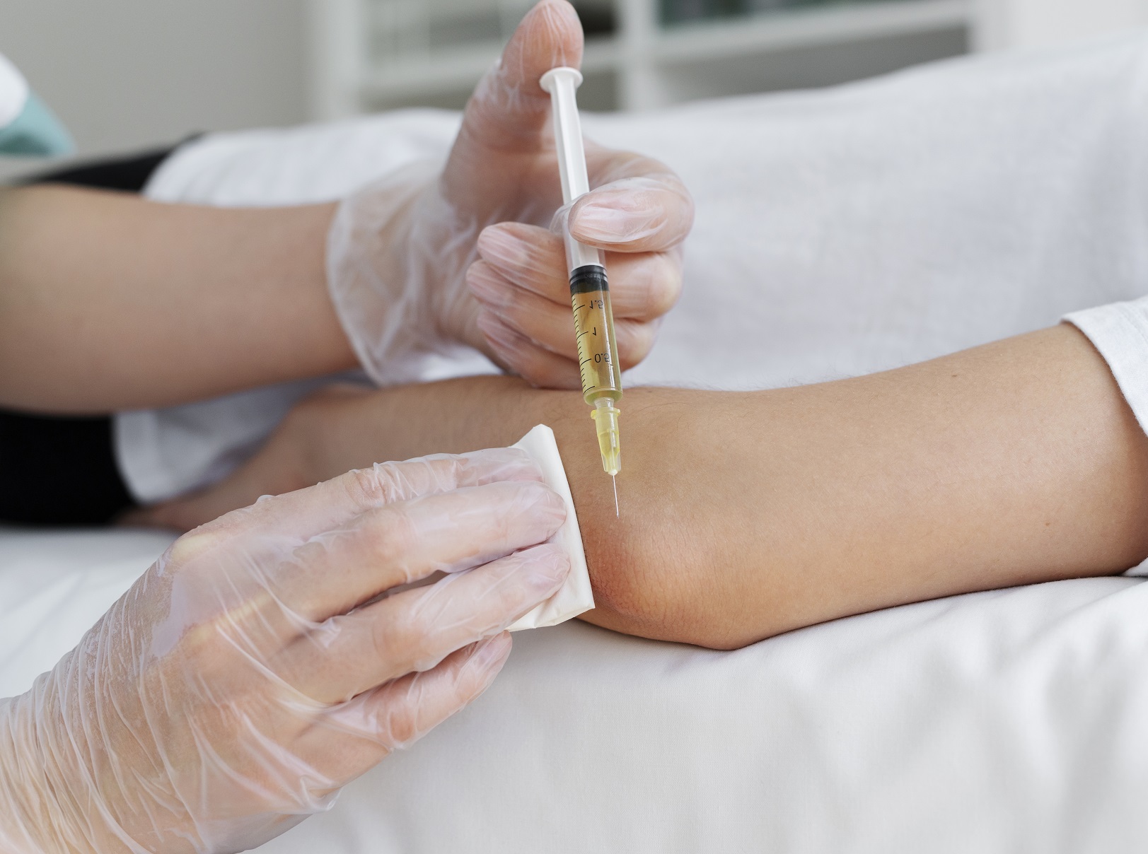 injections of PRP and hyaluronic acid in Almería - codo