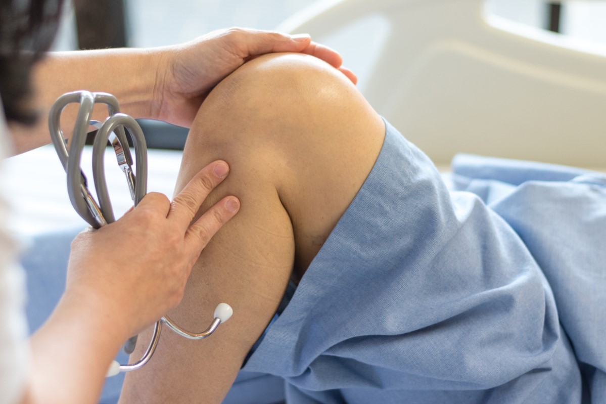 knee arthroscopy in Almería - hands