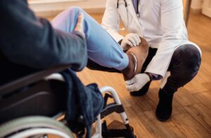 traumatologo en granada - silla ruedas