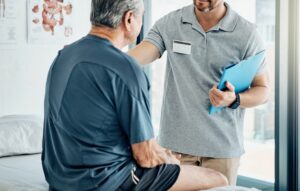 PRP in Almería durante valoración médica de paciente con dolor musculoesquelético en consulta clínica