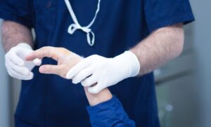 cirujano traumatólogo en Andalucía durante evaluación clínica de lesión musculoesquelética en consulta