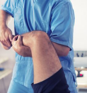 cirujano traumatólogo en Andalucía realizando valoración funcional de la extremidad inferior en consulta médica